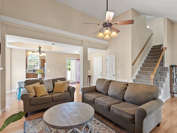 3rd image of 102 Williamsburg Dr