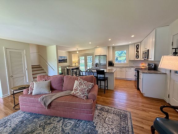 5th image of 213 Rhine Dr