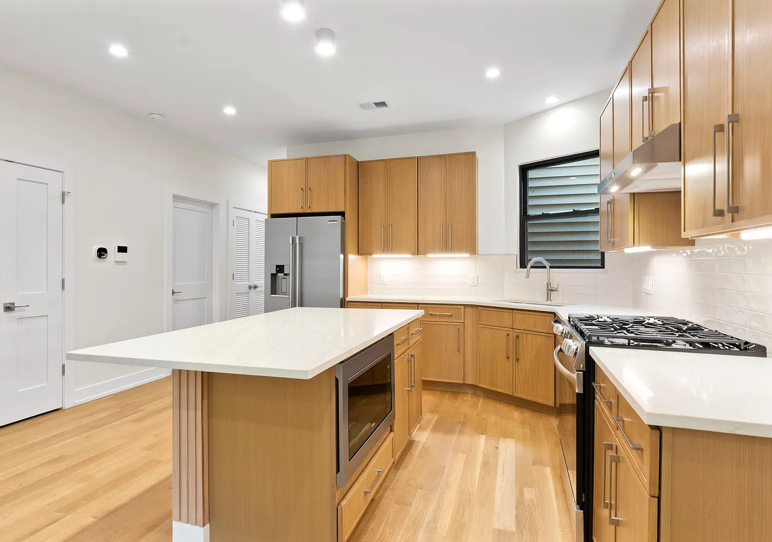 3 bed, 1250 sqft, $4,200 — Photo 3