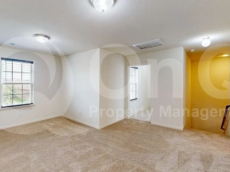 1623 White Mountain Way — Photo 3