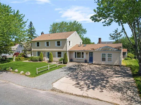 37 Newport Ln, Narragansett, RI 02882