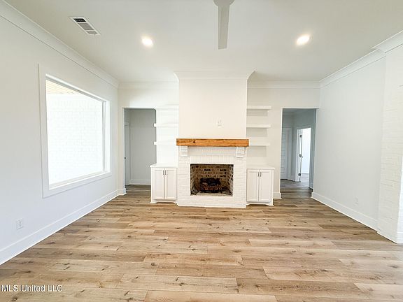 3rd image of 346 Oakville Cir
