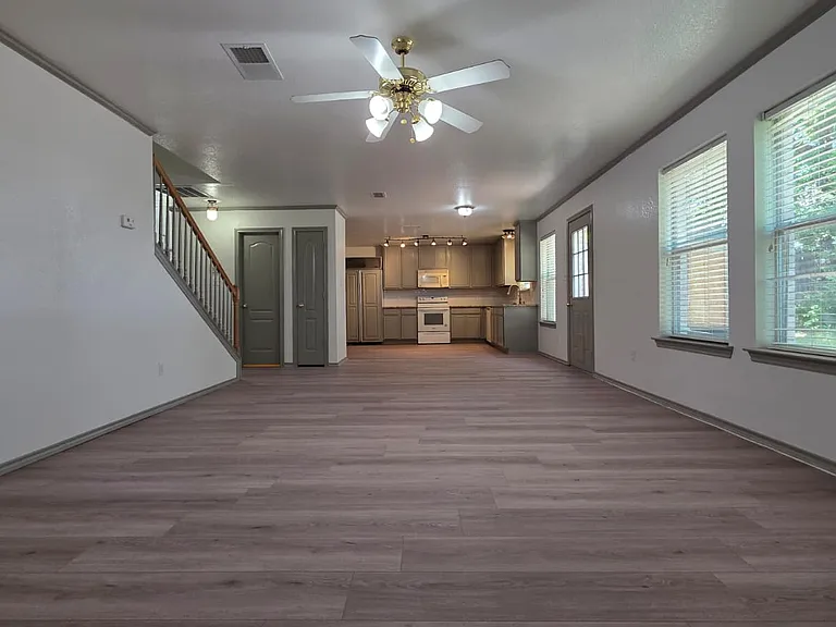 Living area / kitchen pic 2