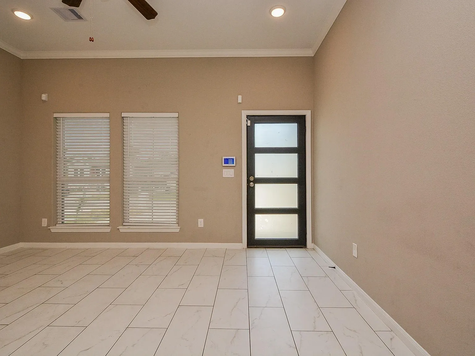 3 bed, 2.5 bath, 1666 sqft, $1,950 — Photo 3