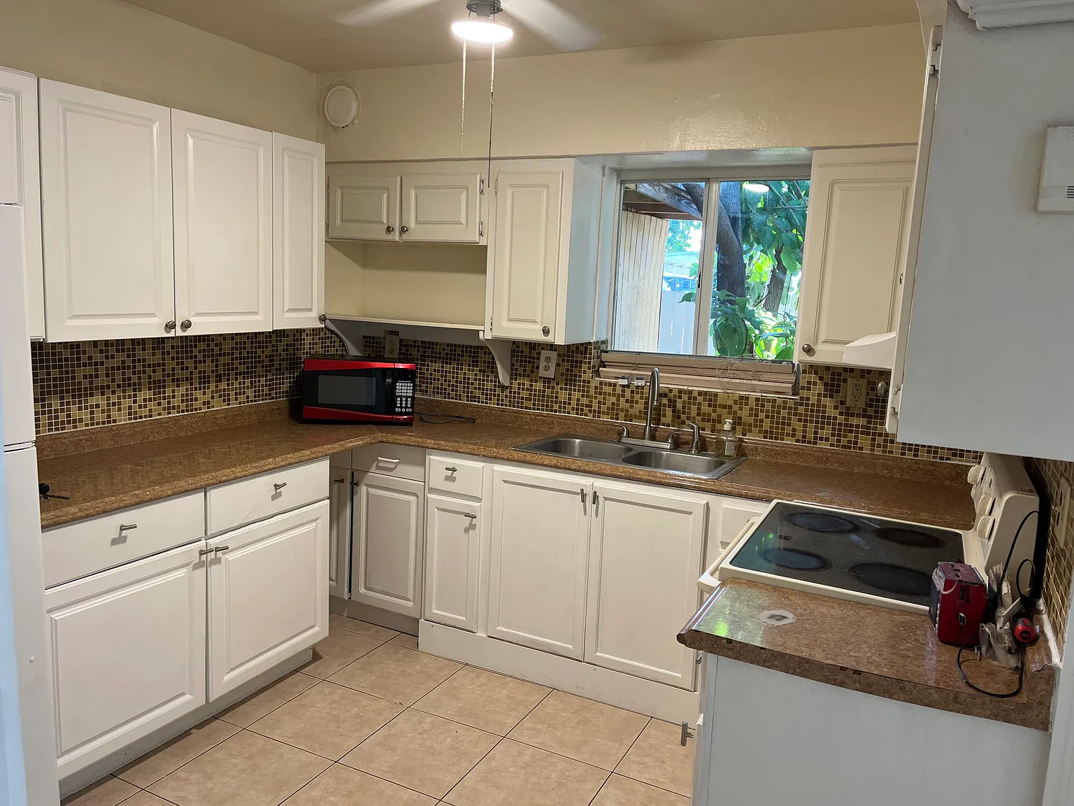3 bed, 1400 sqft, $2,200 — Photo 3
