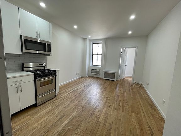 3rd image of 265 W 19th St #4W