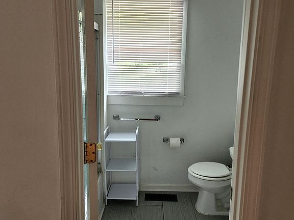 3rd image of 409 Knolls St #B