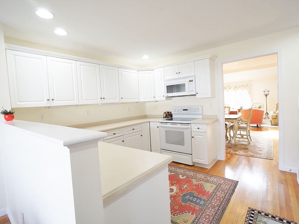 Bright kitchen 