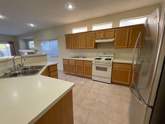 4th image of 3216 Stratford Hall Ct