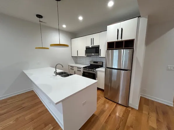 349 E 45th St APT 2E, Chicago, IL 60653