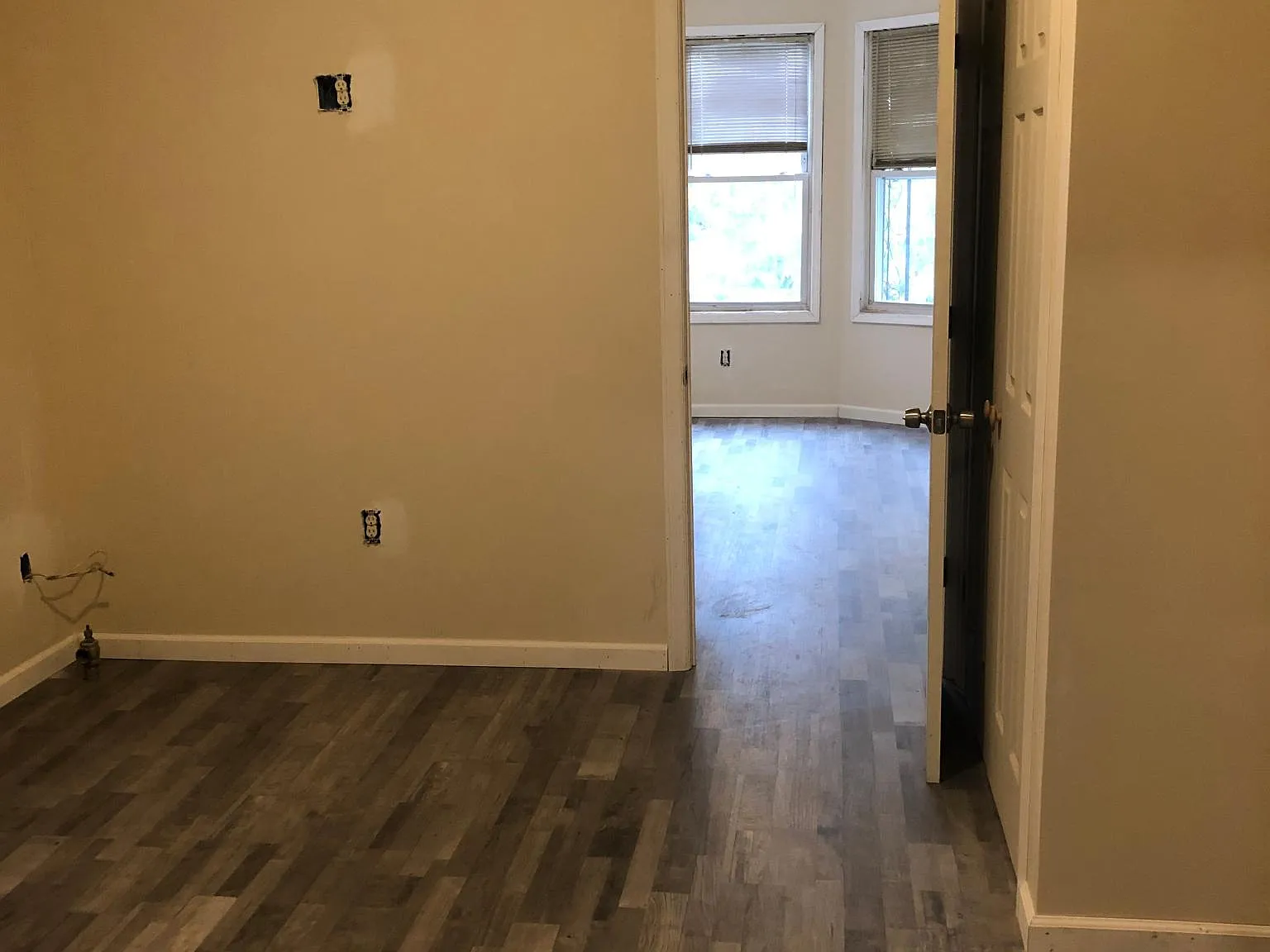 3 bed, 900 sqft, $2,000 — Photo 2