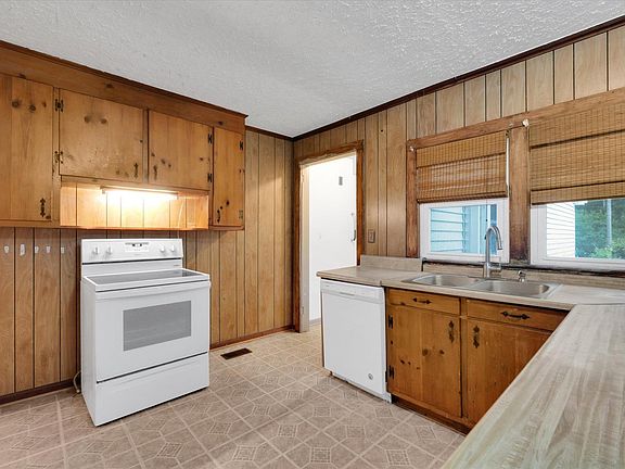 4th image of 228 Perry Ave