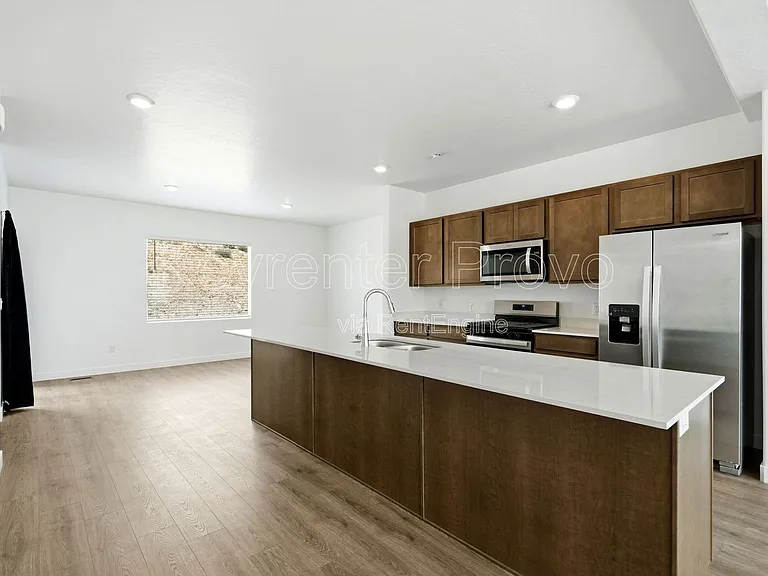 371 E Levengrove Dr — Photo 9