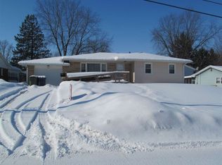 722 S 18th St, Clinton, IA 52732