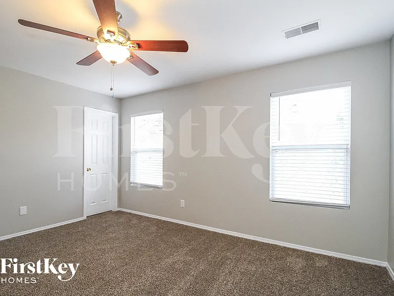 530 Martha Ct — Photo 8