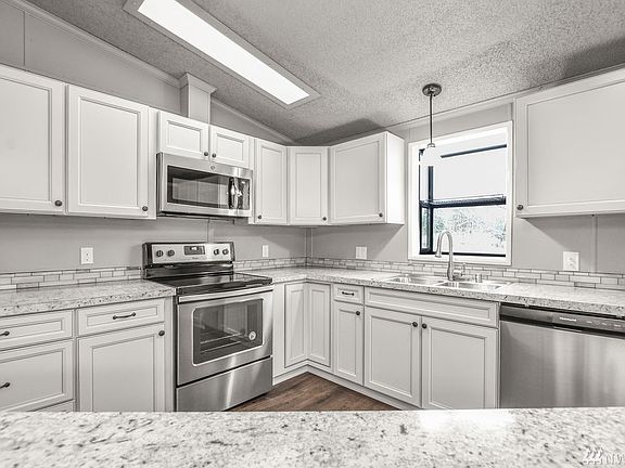 4th image of 415 Jackson St