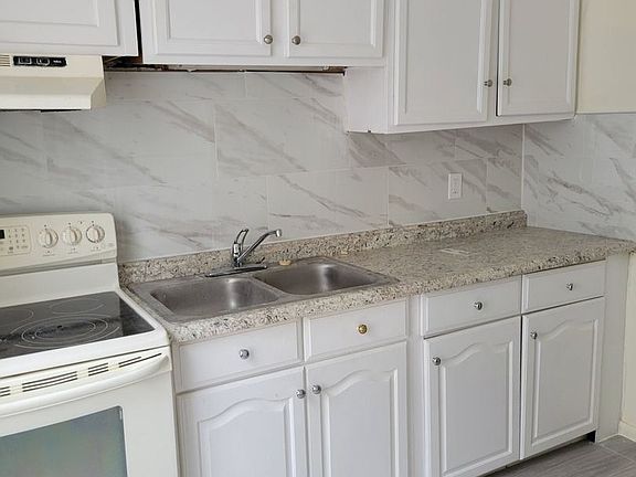 2nd image of 1118 Victory Blvd #A1118v-b