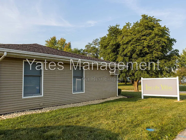 1121 E Lincoln St — Photo 6