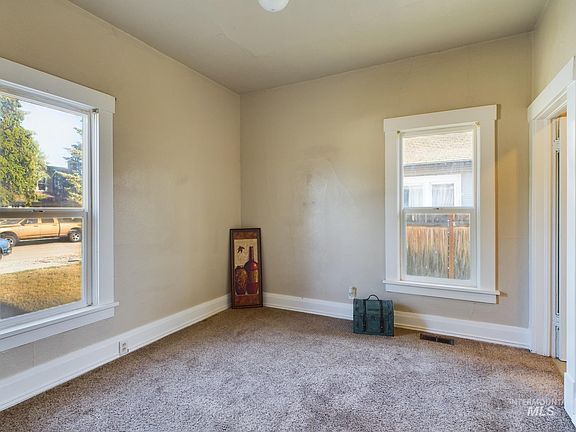 5th image of 414 N Commercial Ave