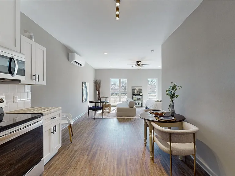 101 W 33rd St #204 — Photo 6
