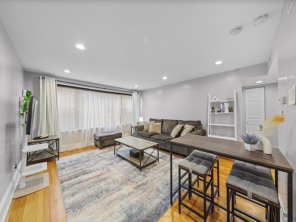 2nd image of 7423 N Sheridan Rd APT 2W