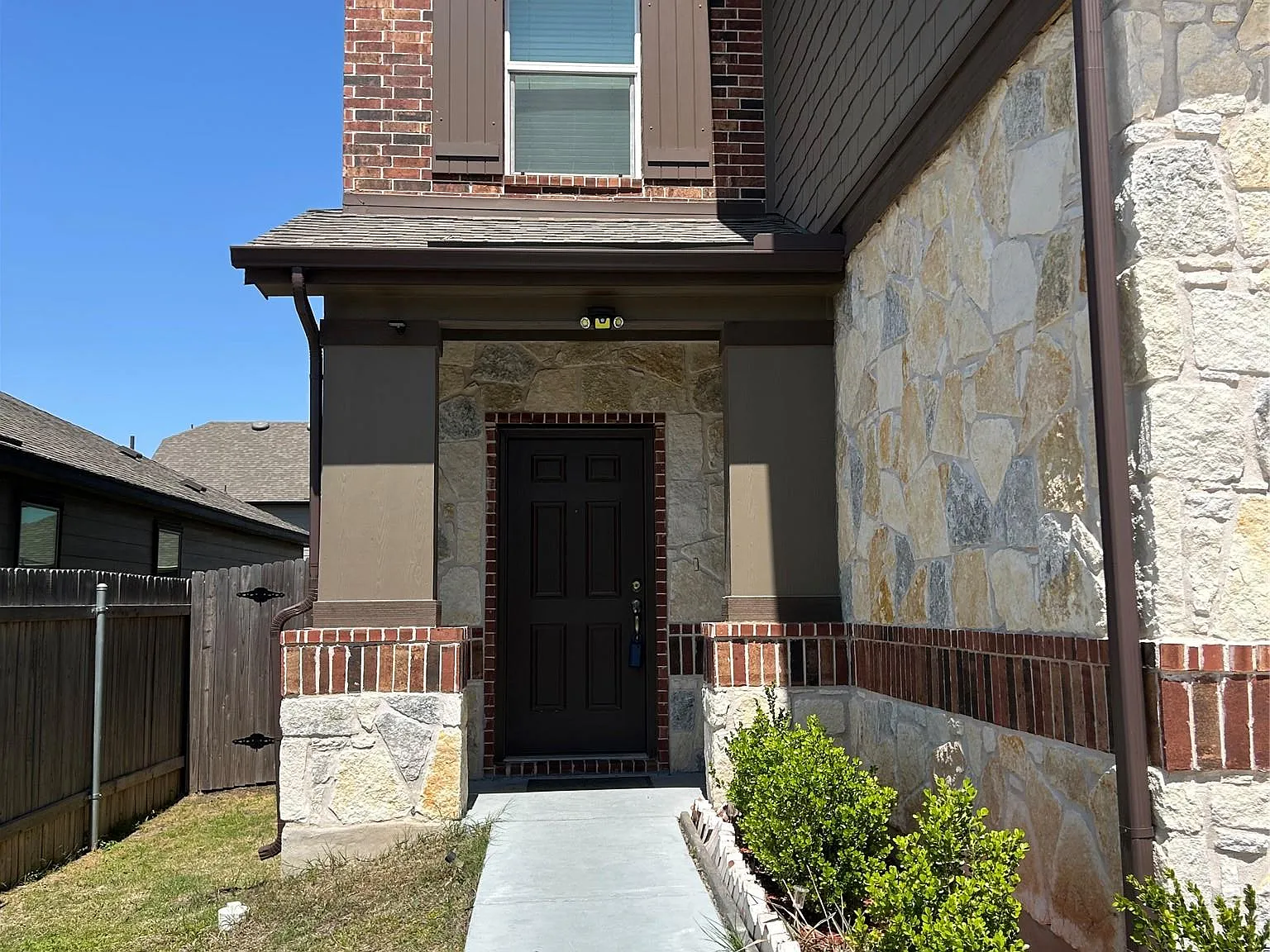 4 bed, 2.5 bath, 1909 sqft, $2,025 — Photo 2