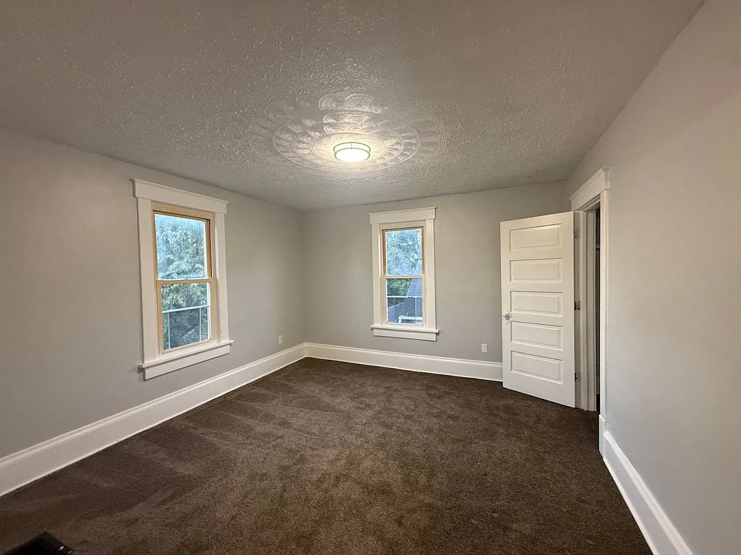 Three bedroom one bathroom 2nd level apartment for rent — Photo 4