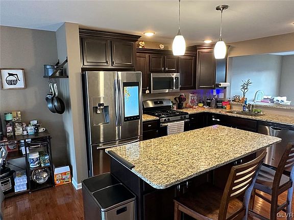 3rd image of 978 Graystone Cir