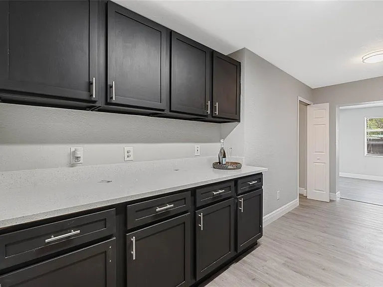 1090 Emerald Dr — Photo 9