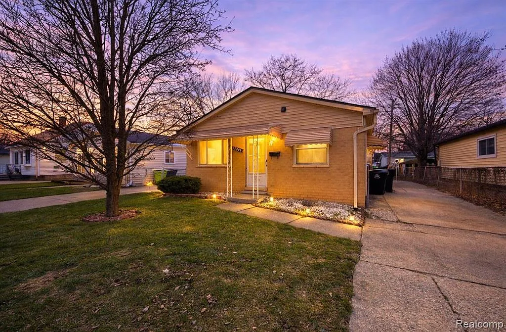 17245 Ivanhoe St photo 1