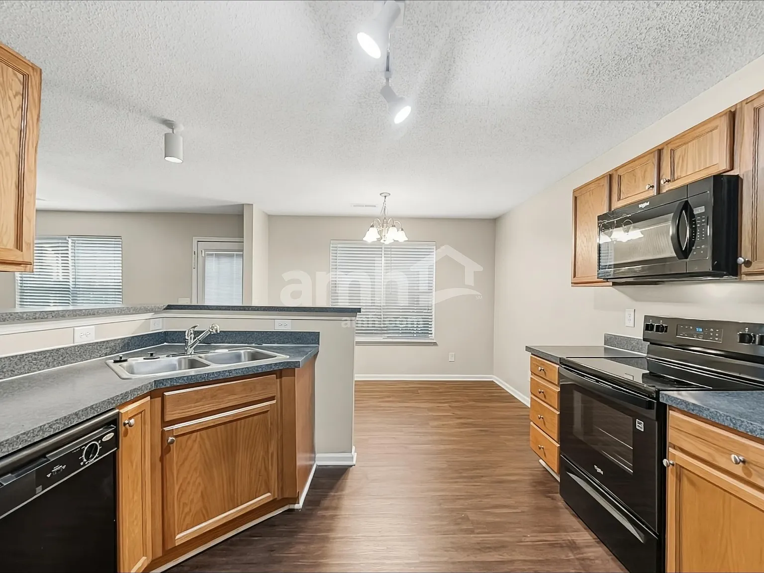 3 bed, 2.5 bath, 1784 sqft, $2,115 — Photo 4