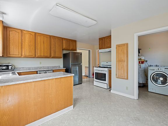 3rd image of 481 Bestor St