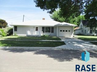 320 W Oak St, Canistota, SD 57012