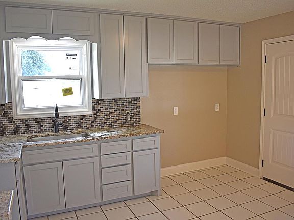 4th image of 1808 Douglas Dr