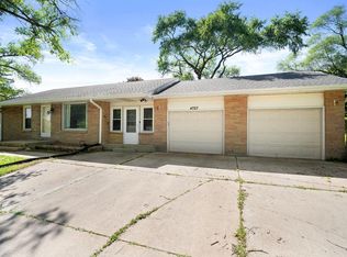 4727 N 100th St, Wauwatosa, WI 53225
