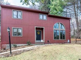 8 Ashford Ln, Niskayuna, NY 12309