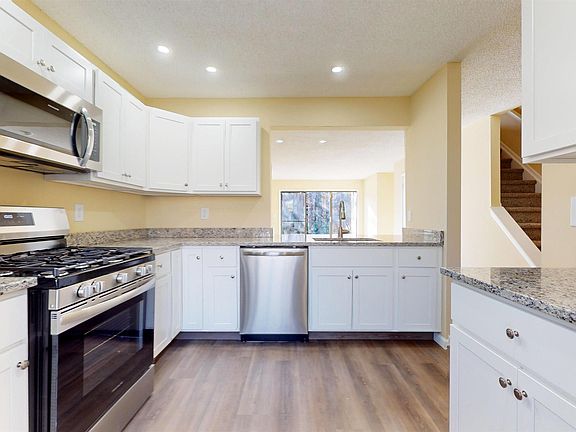 3rd image of 14 Greenwich Dr #14