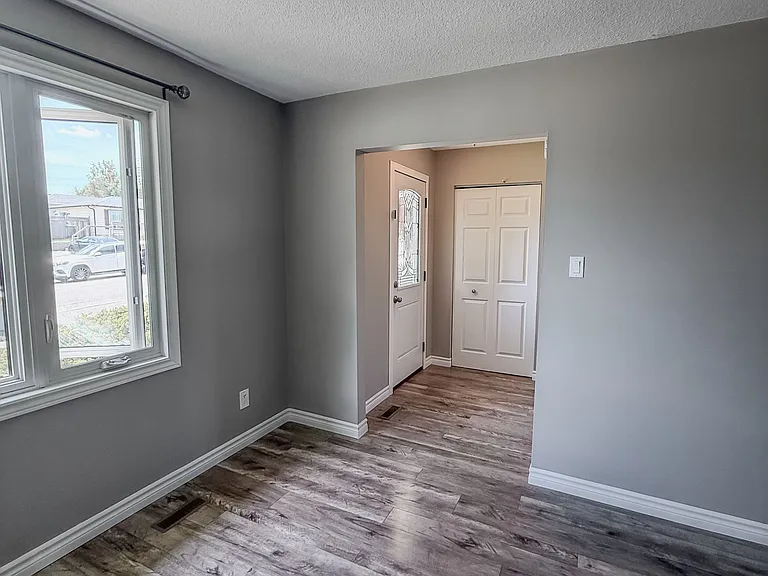 80 Kipling Cres — Photo 3