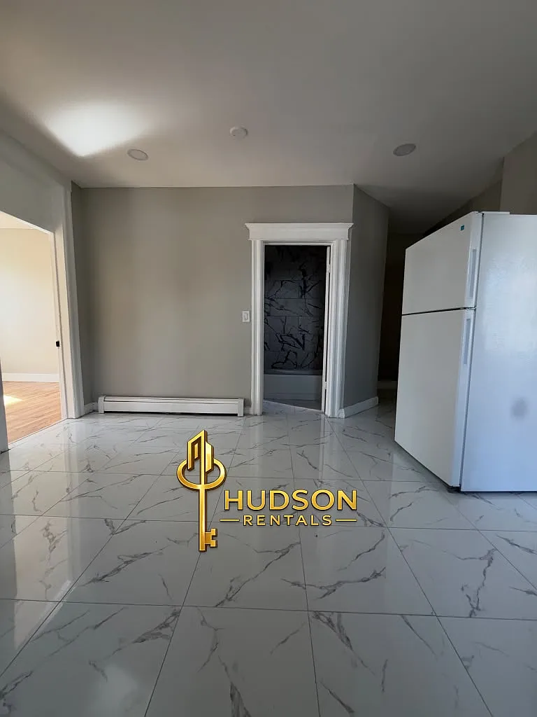 3 bed, 1000 sqft, $2,650 — Photo 2