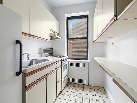 3rd image of 405 W 57th St APT 6C