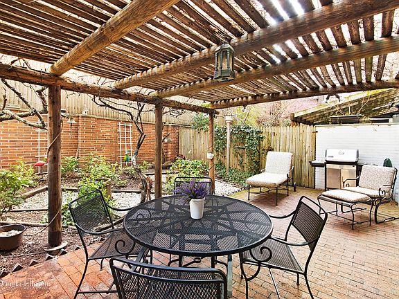 5th image of 333 E 69th St Townhouse 17