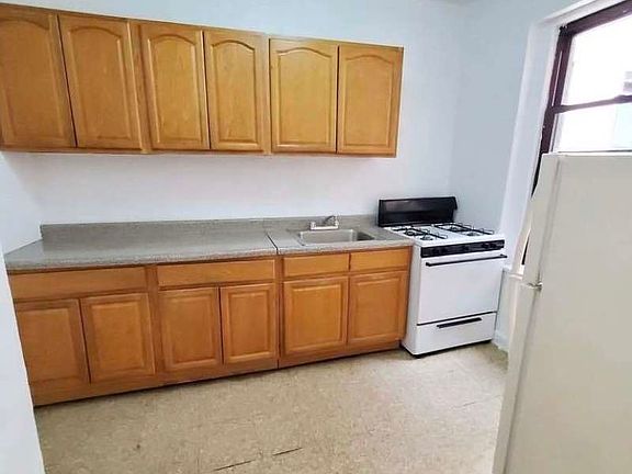 3rd image of 19 E 18th St #B7