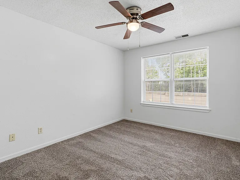 Mid-Town Apartments — Photo 38