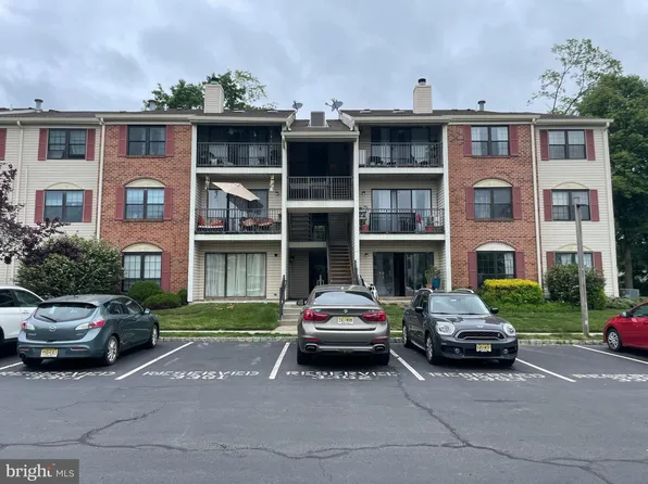 8 Voscek Ct, Lawrence Township, NJ 08648