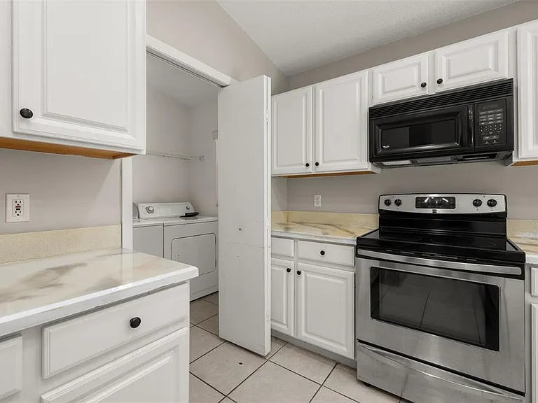 551 Castlemain Cir — Photo 25