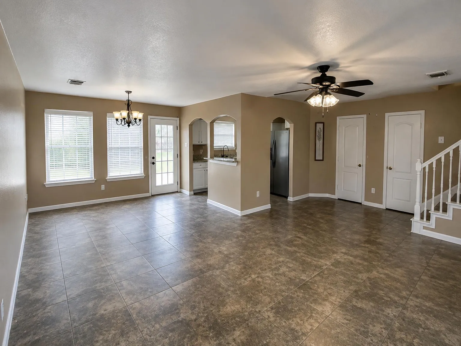 4 bed, 2.5 bath, 1991 sqft, $2,100 — Photo 3