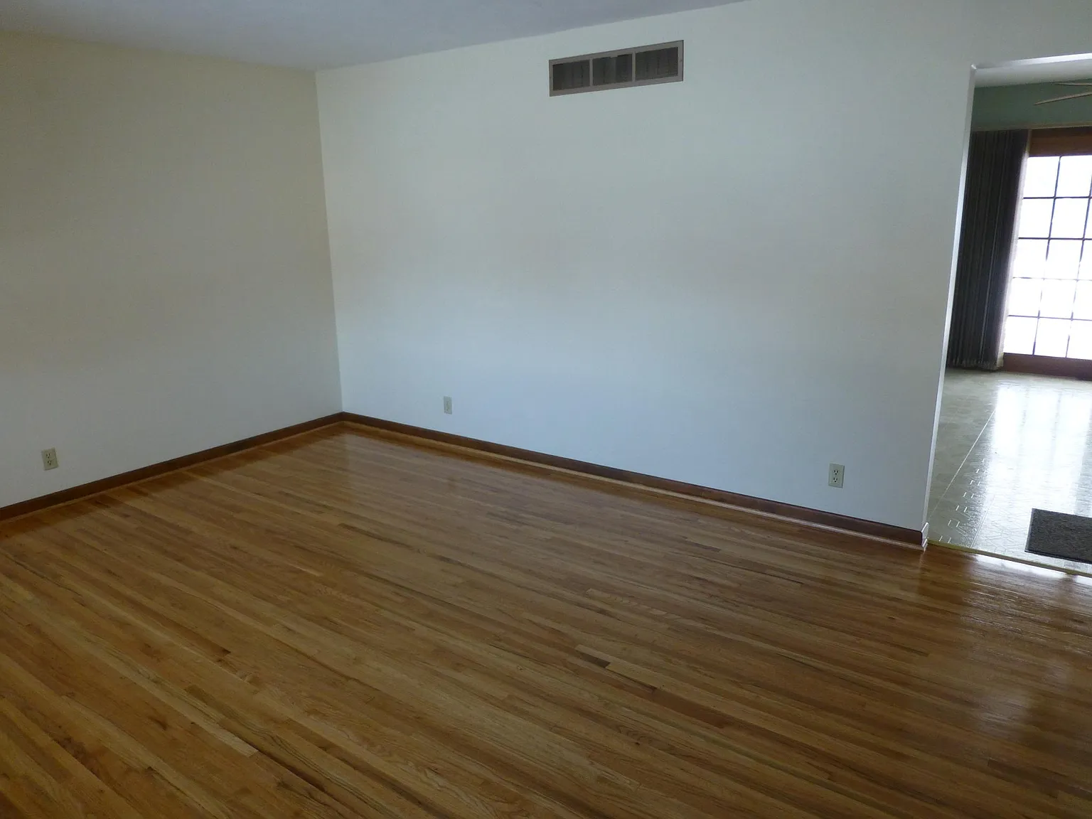 3 bed, 1.5 bath, 1123 sqft, $1,800 — Photo 4