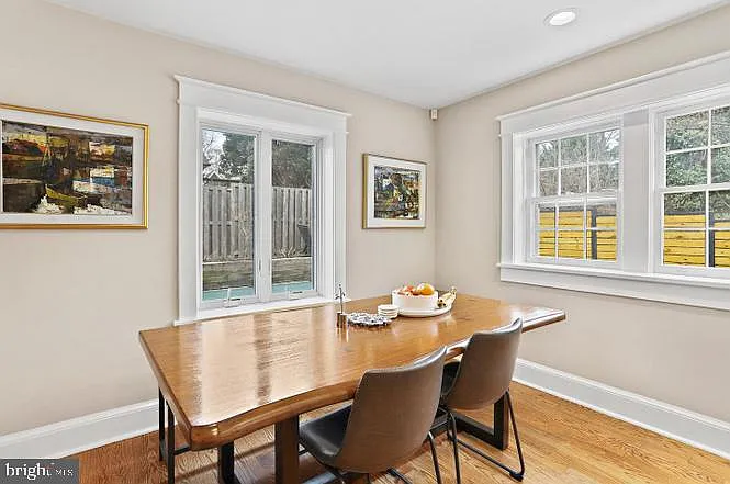 2347 S Arlington Ridge Rd — Photo 2