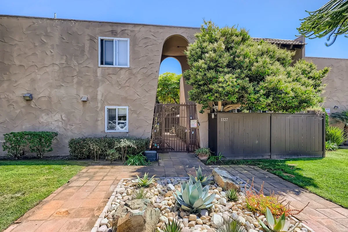 Building Photo - 1127 Thomas Ave #10