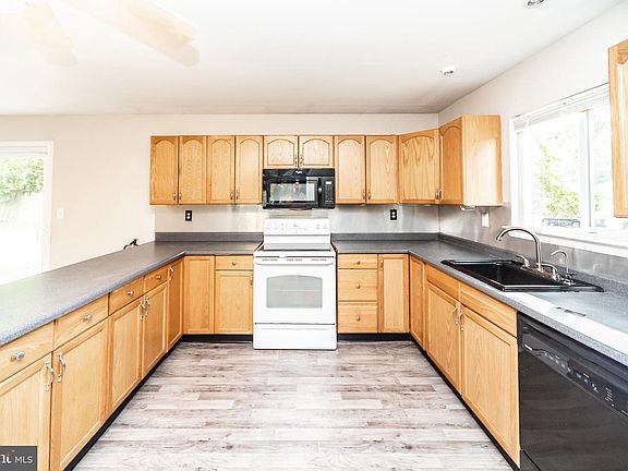 3rd image of 615 Concord Dr